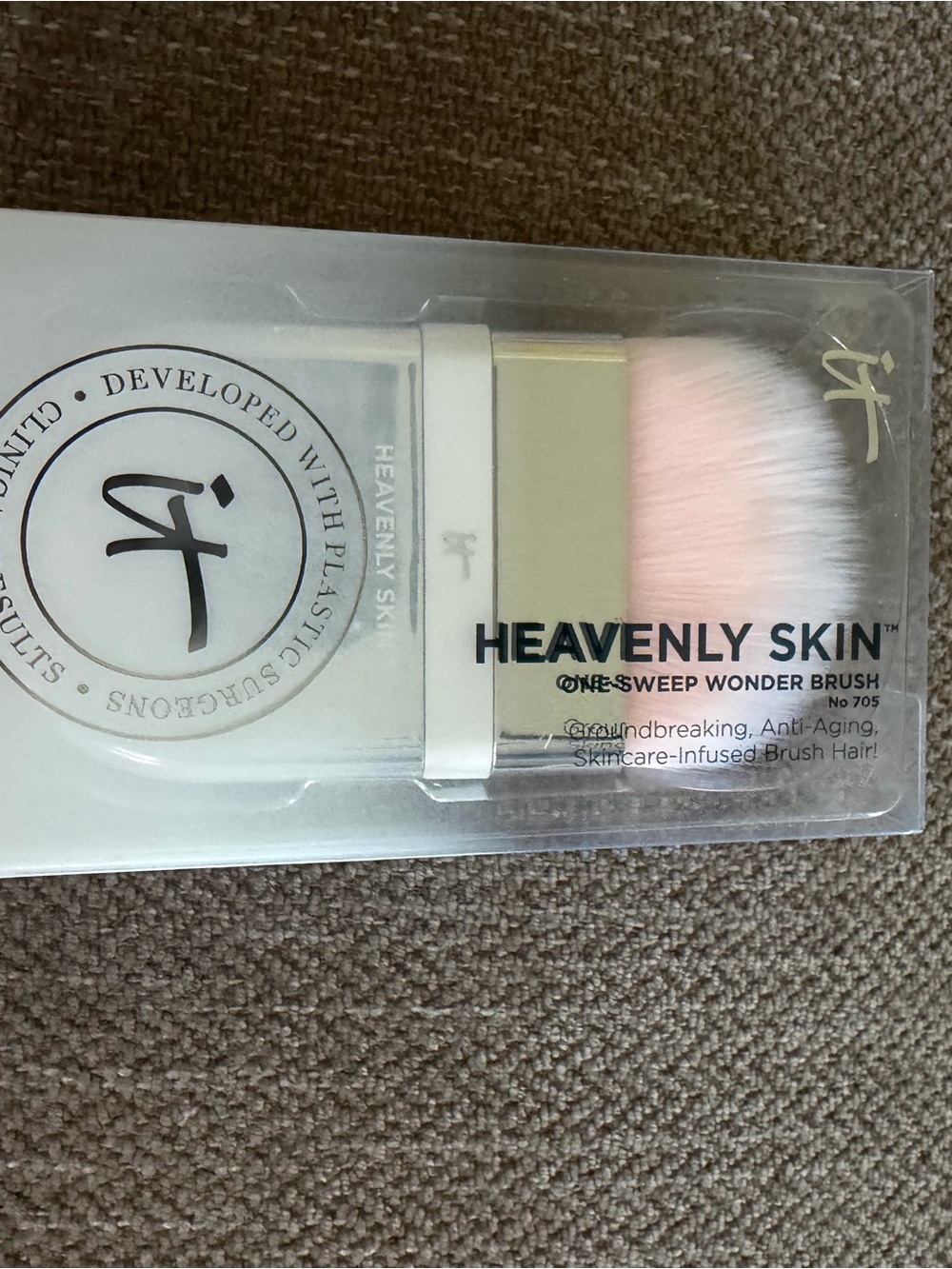 it cosmetics Heavenly Skin One-Sweep Wonder Brush in Pink & White